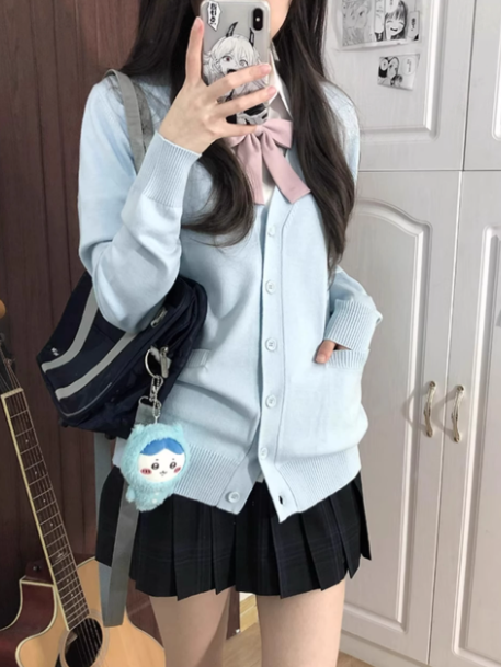 Blaue Strickjacke mit V-Ausschnitt