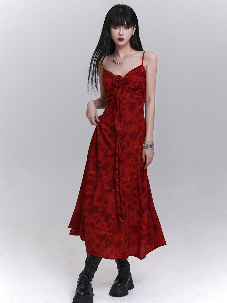 Rotes Camisole-Kleid mit herzförmigem Ausschnitt, kaskadierenden Rüschen und Blumenmuster