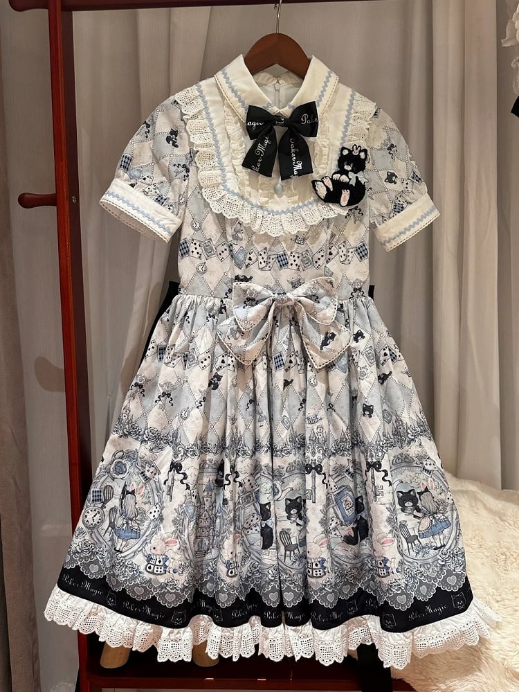 Süßes Wunderland und Kitty Lolita im Einteilerkleid mit einem Aufdruck, Alice-Thema, Hase