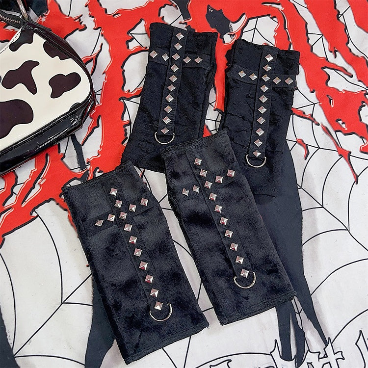 Schwarze fingerlose Handschuhe mit Nieten in normaler/dicker Ausführung