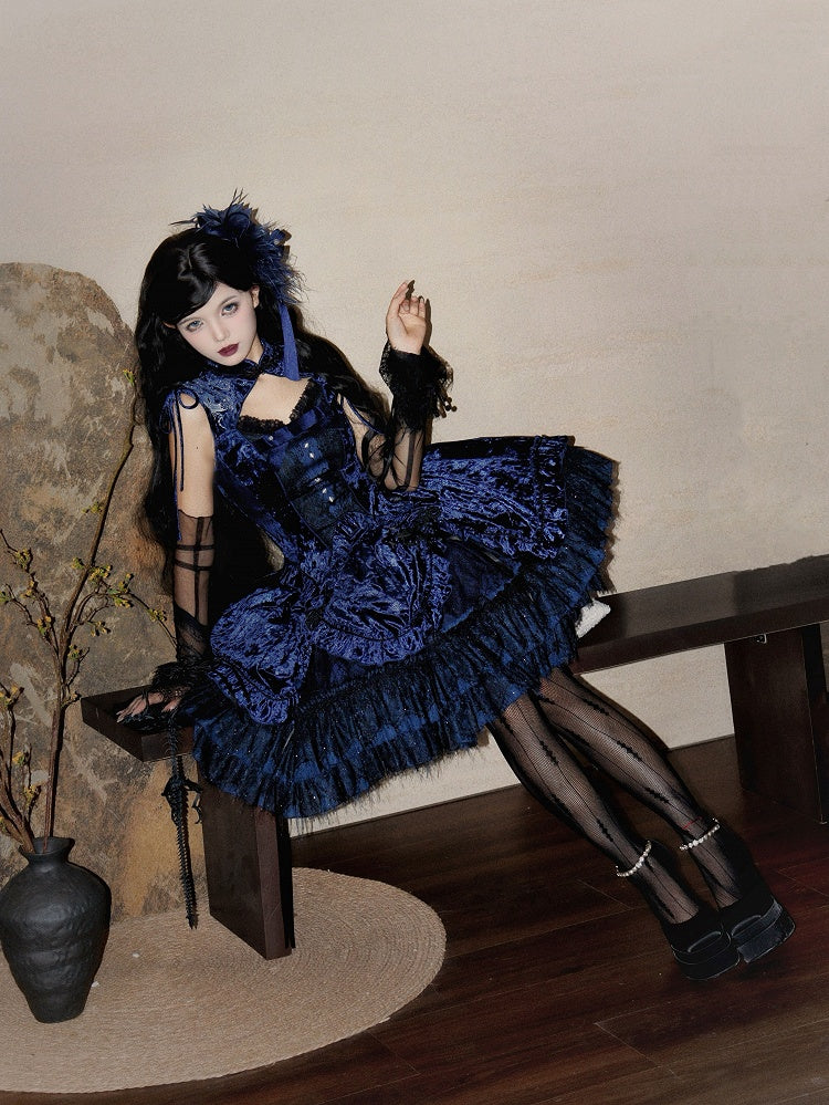 Dunkelblaues ärmelloses Oberteil aus Samt mit Cheongsam-Kragen und Schlangenknochen-Stickerei