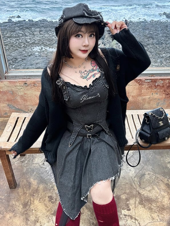 プラスサイズ ダークグレー ラインストーン装飾 デニム バックルストラップ キャミソールトップ