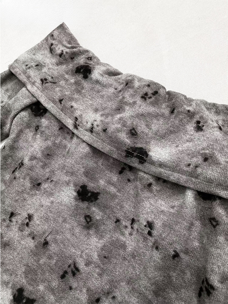 Graues Top mit schulterfreiem Ausschnitt und Plüschsaum