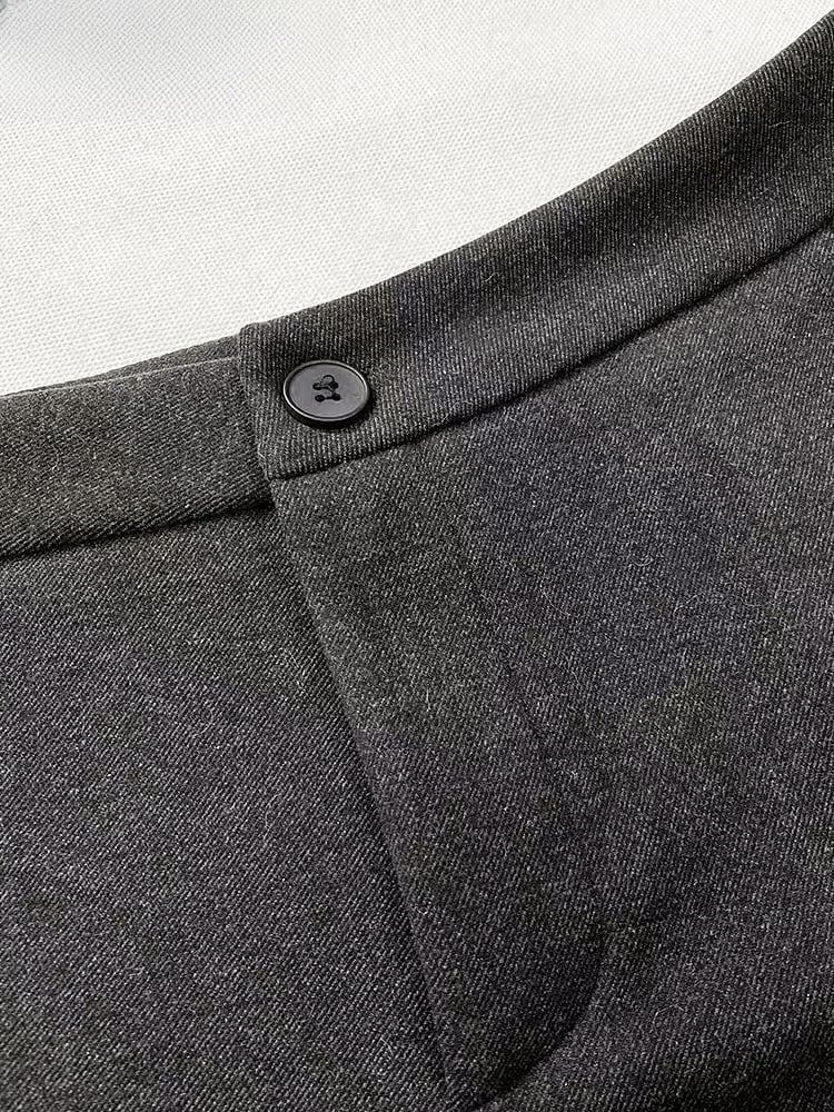 Dunkelgraue Shorts mit hoher Taille und Rüschenbesatz