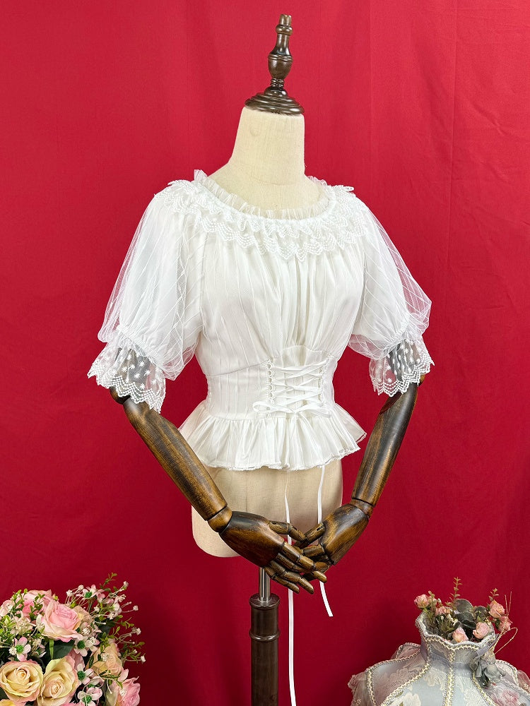 ショートネックラインの白いブラウス、伸縮性のある袖