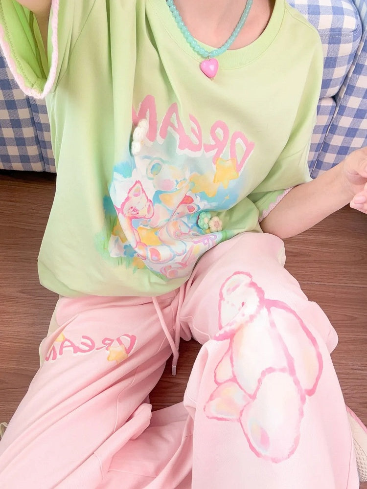 Grünes, lockeres Strick-T-Shirt mit Rundhalsausschnitt und Blumenakzenten und Teddybär-Print