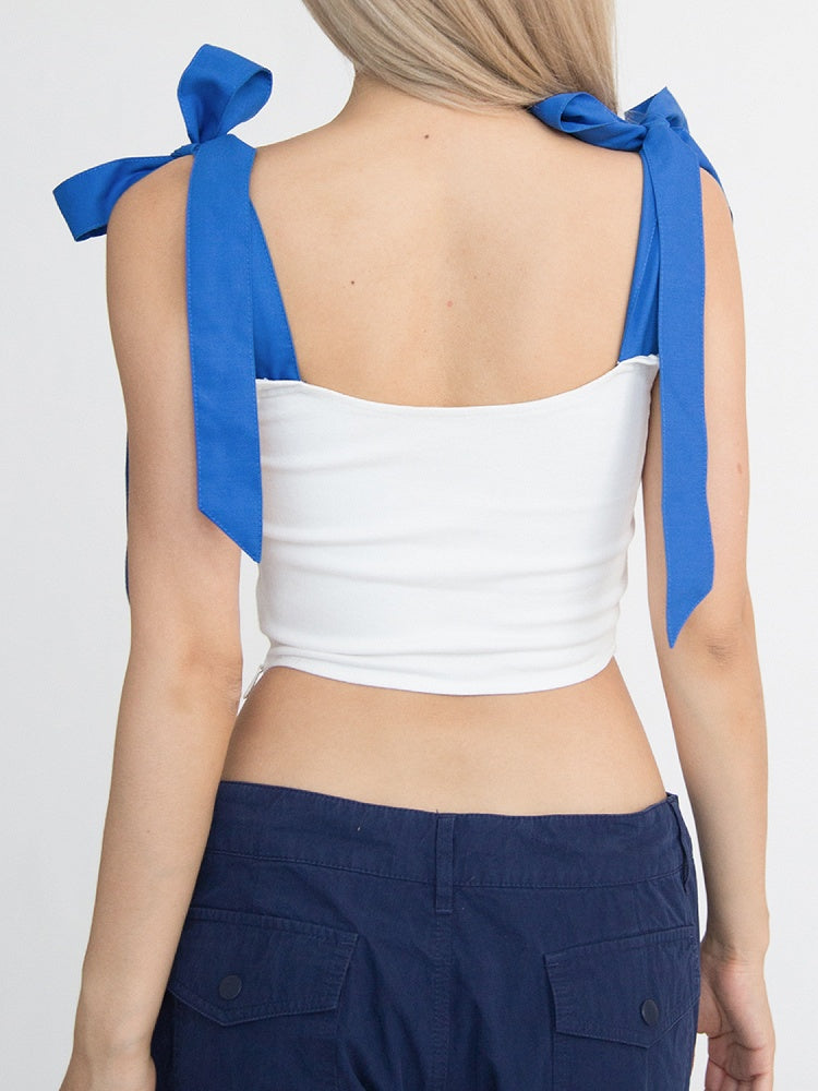 Weißes, ärmelloses Top mit abgerundetem Saum und blauen Trägern zum Selbstbinden