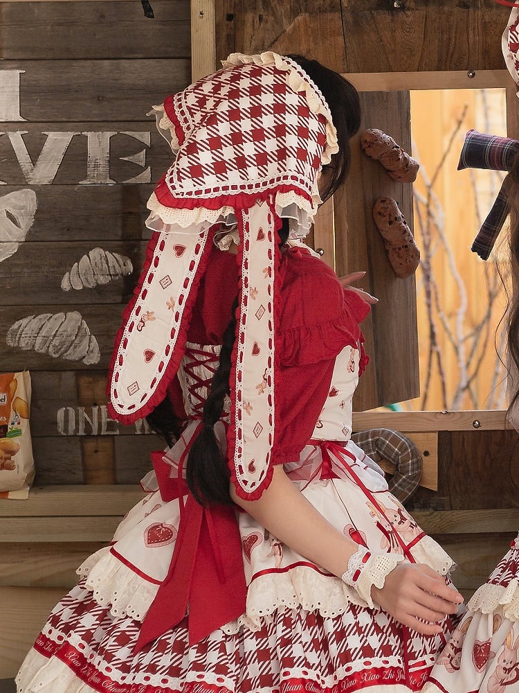 三角形のチェック柄の赤いスカーフ(ウサギの耳付き)