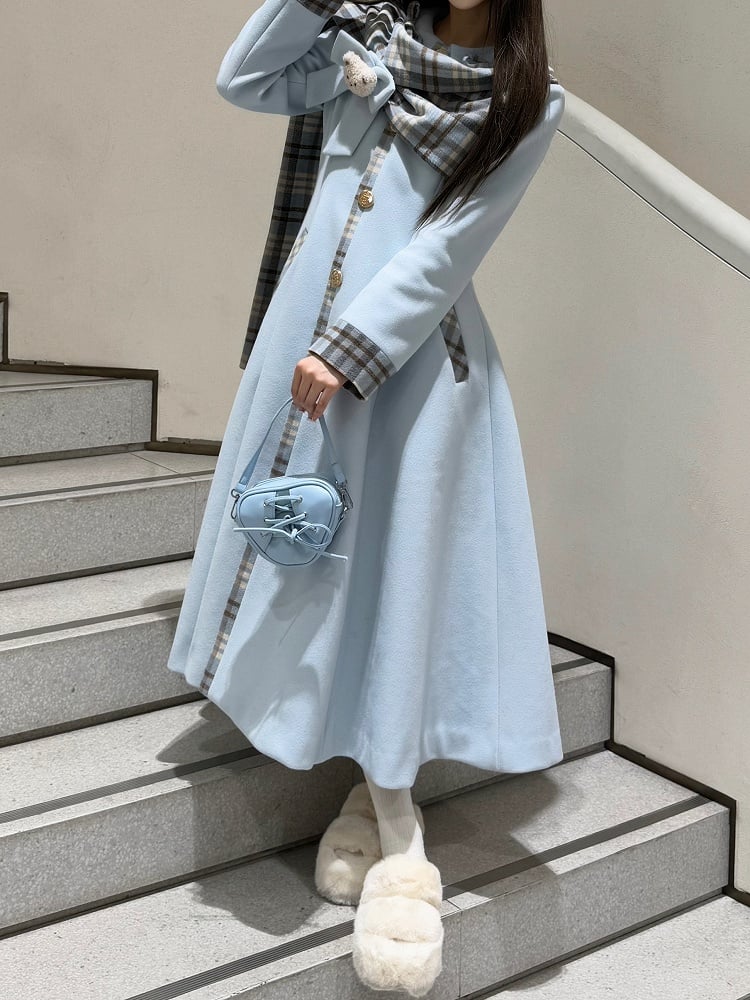 ブルーのスイートなヴィンテージプレッピースタイルのリボンアクセントロングコート、チェック柄スカーフディテール付き