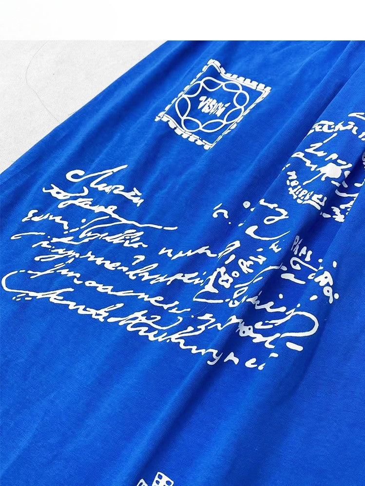 文字の帆船と十字架のプリントが施されたブルーのY2K Aラインスカート