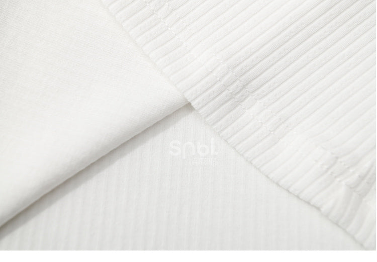 Weißes, hochgeschlossenes, langärmliges Top mit Spitzenbesatz