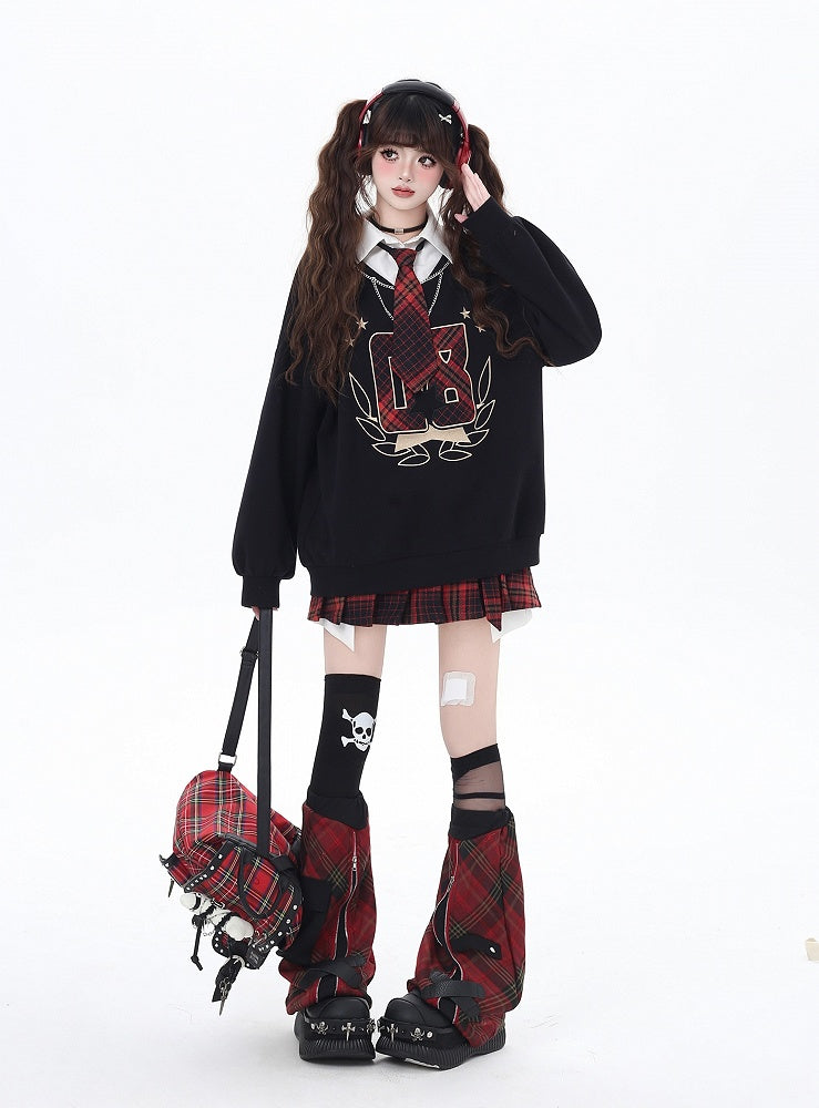 ブラックのプレッピー風ツーピースルーズスウェットシャツとレッドチェック柄タイ