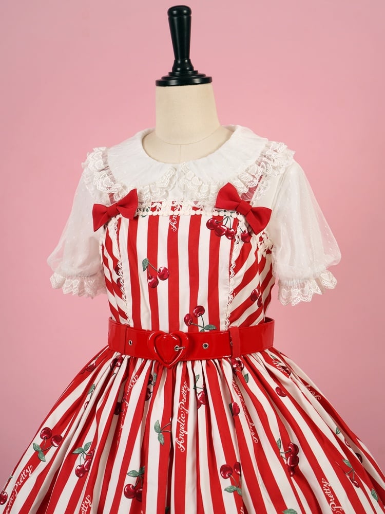 Weiße Bluse mit Rüschenbesatz und Peter-Pan-Kragen und kurzen Ärmeln