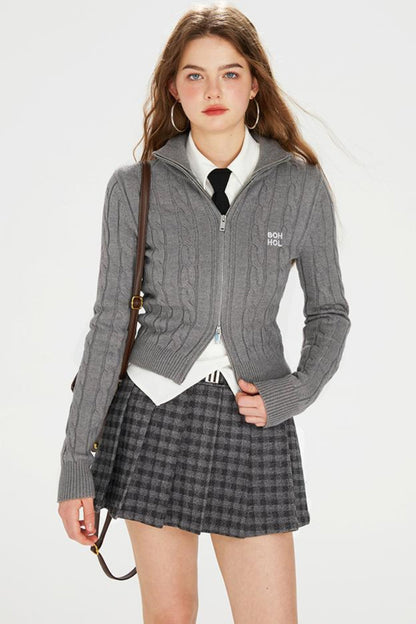 Strickjacke mit doppelter College-Stickerei und Reißverschluss