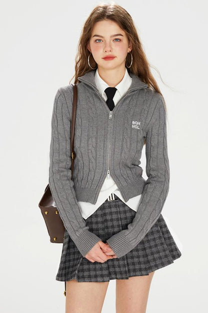 Strickjacke mit doppelter College-Stickerei und Reißverschluss