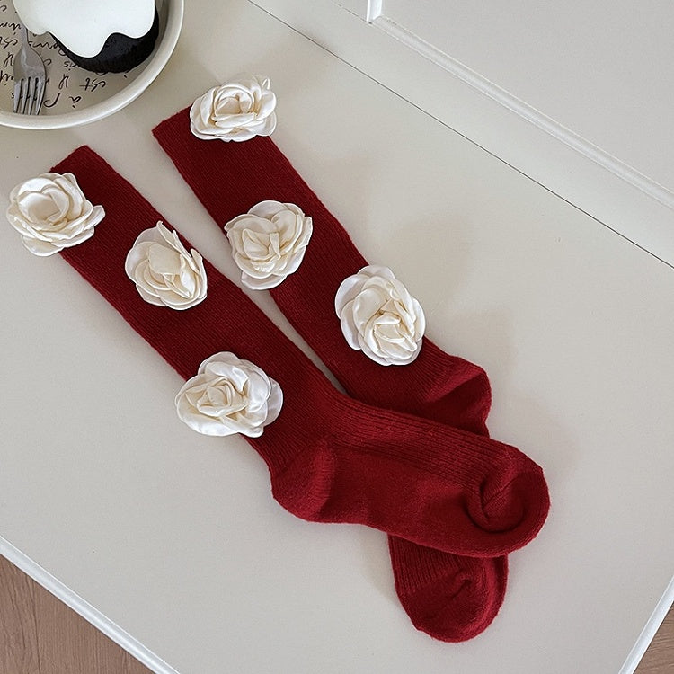 白い椿の花が咲いた赤いスイートカーフソックス