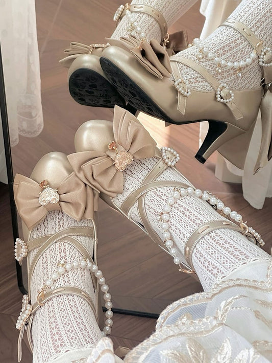 上部にゴールドのハート、リボンチャームデザイン、クロスビーズ装飾