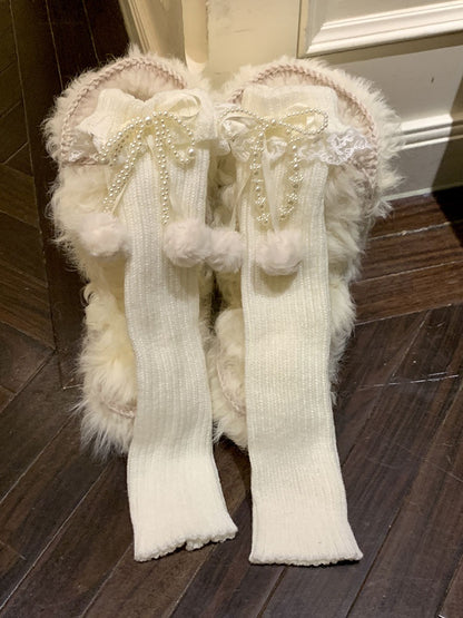 ブラック/カーキ/ミルクホワイトの蝶結びレーストリムレッグウォーマー（ポンポン付き）