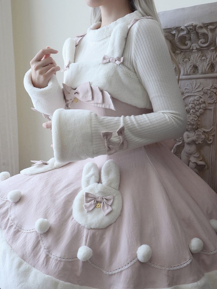 ホワイトのプラッシュネックラインとカフスの長袖ニットトップス