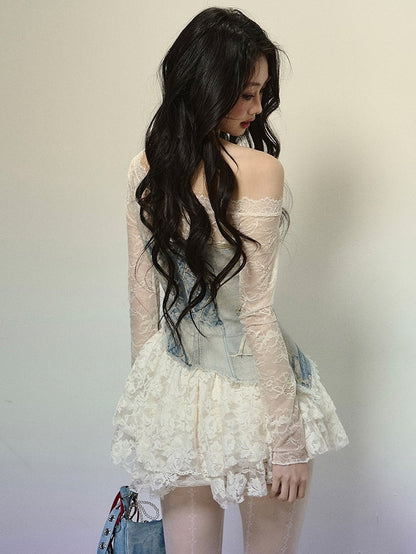 Blaues Minikleid aus Denim mit Patchwork-Spitze und asymmetrischem Ausschnitt