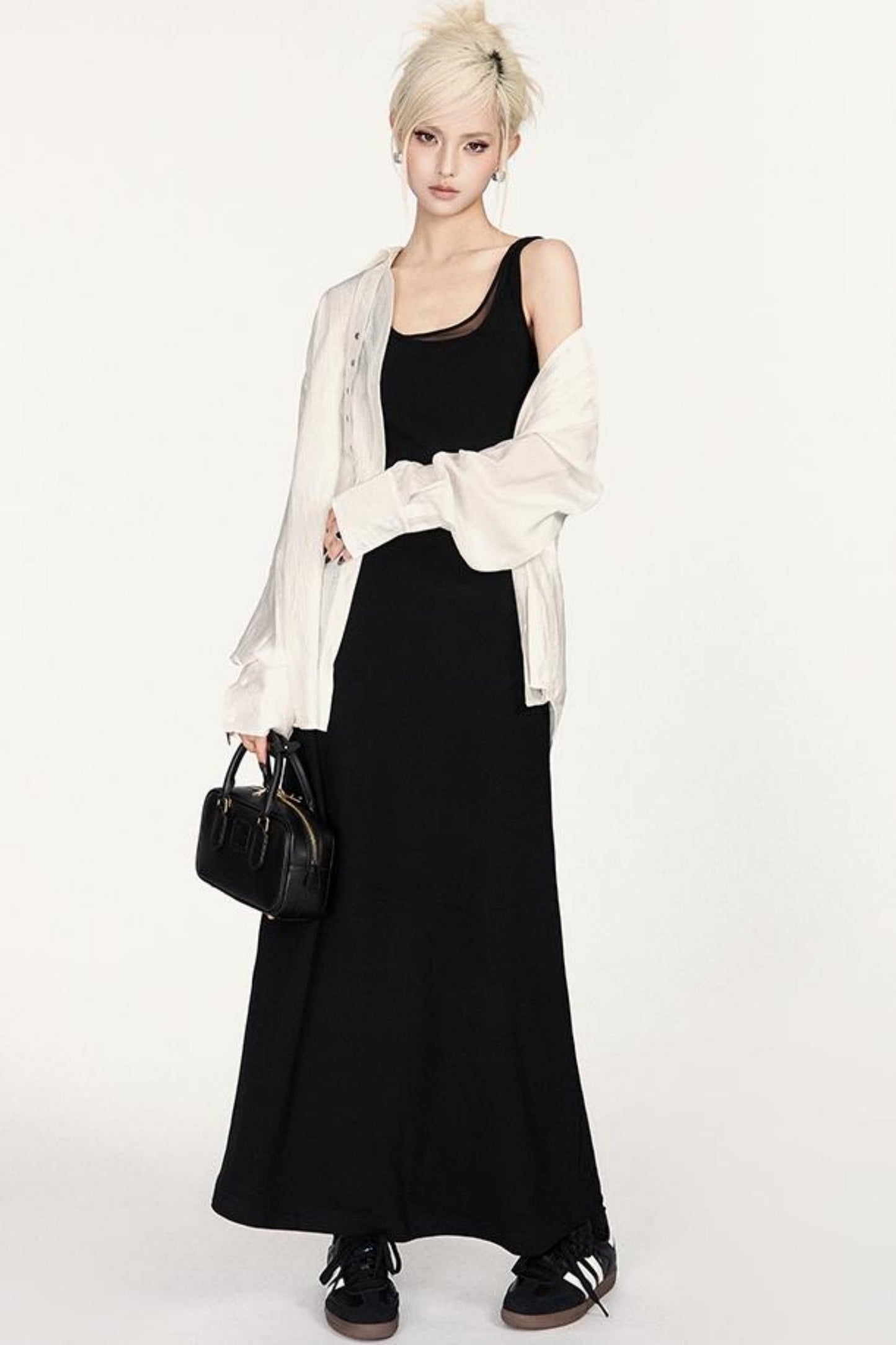 Asymmetrisches Kleid mit U-Ausschnitt