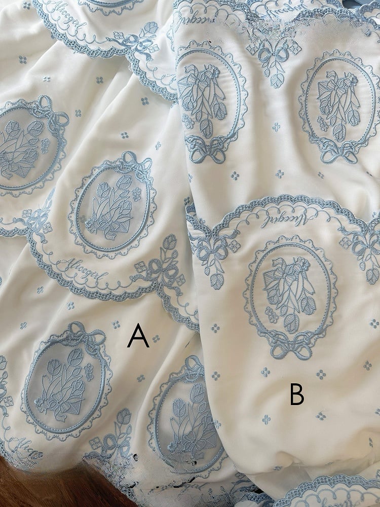 Weißes rückenfreies rosa Rand gewelltes elegantes Lolita-Stufenkleid mit Stickerei