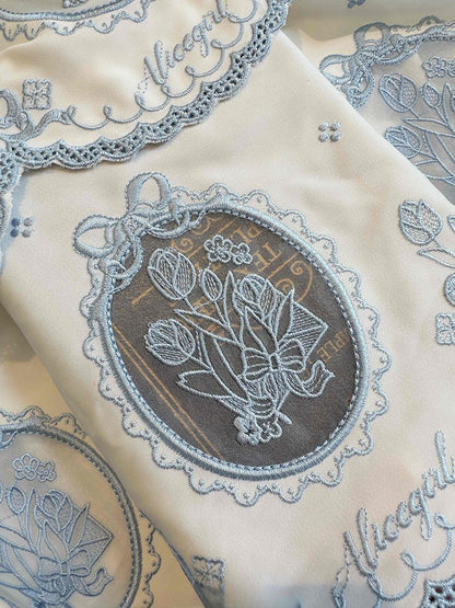 Gewellter blauer Rock Lolita-Rand Weiße rückenfreie Tulpe und Kleid Stufenstickerei Elegant