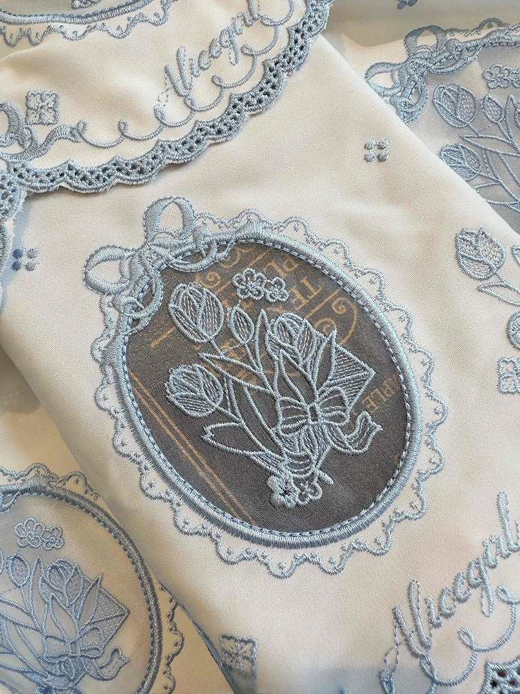 Weißes rückenfreies rosa Rand gewelltes elegantes Lolita-Stufenkleid mit Stickerei