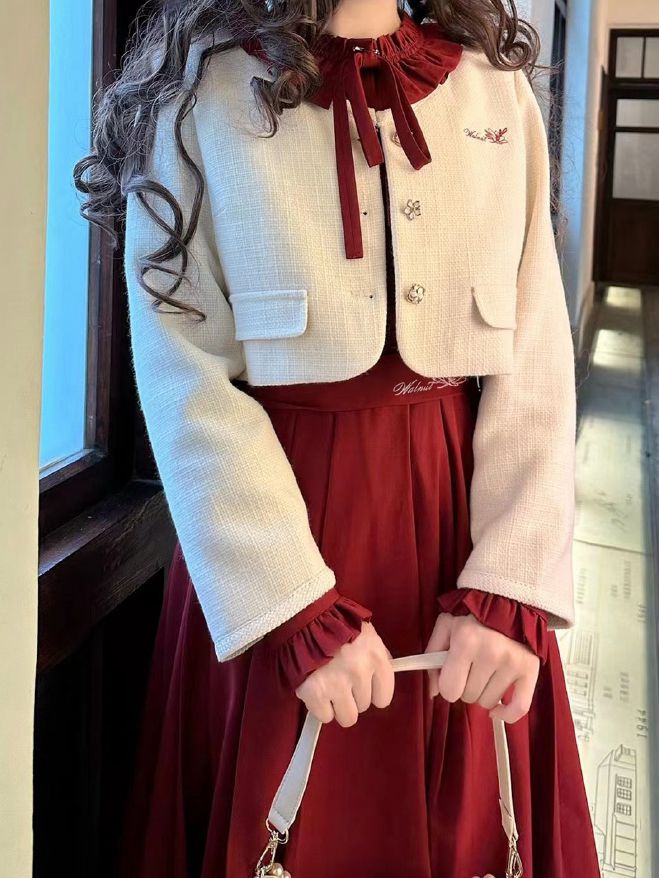 Weiße Tweedjacke mit Blumenstickerei