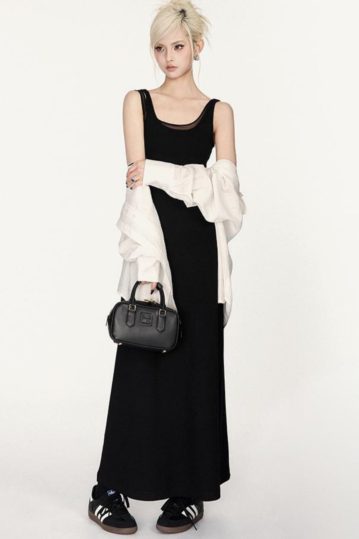 Asymmetrisches Kleid mit U-Ausschnitt