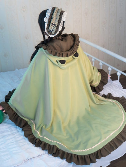 グリーンのフリルトリムのフロギーマント