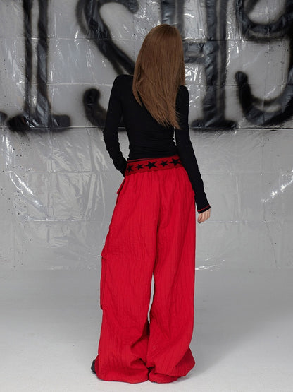 Rote Hose mit weitem Bein