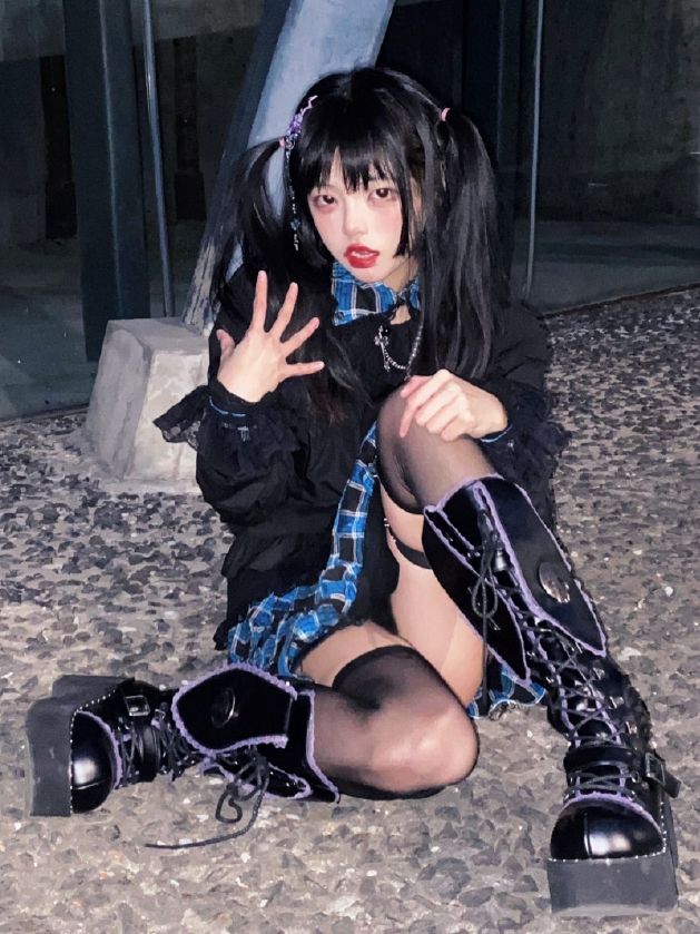 バッドバニーのレーストリム バニーイヤー プラットフォームブーツ