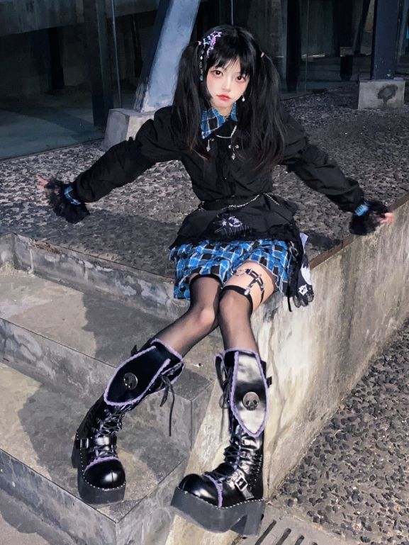 バッドバニーのレーストリム バニーイヤー プラットフォームブーツ