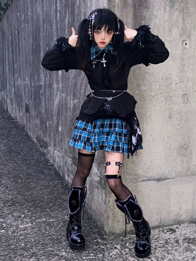 バッドバニーのレーストリム バニーイヤー プラットフォームブーツ