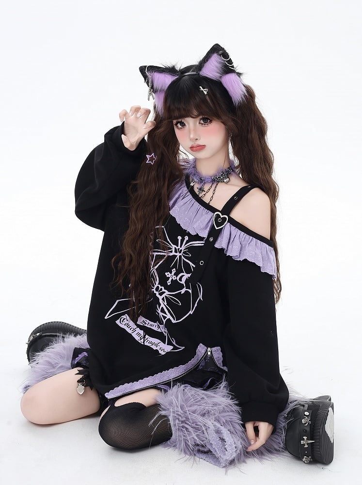 Schwarzes Sweatshirt mit asymmetrischem Ausschnitt, Rüschen, lila Spitzenbesatz und Seitenschlitz