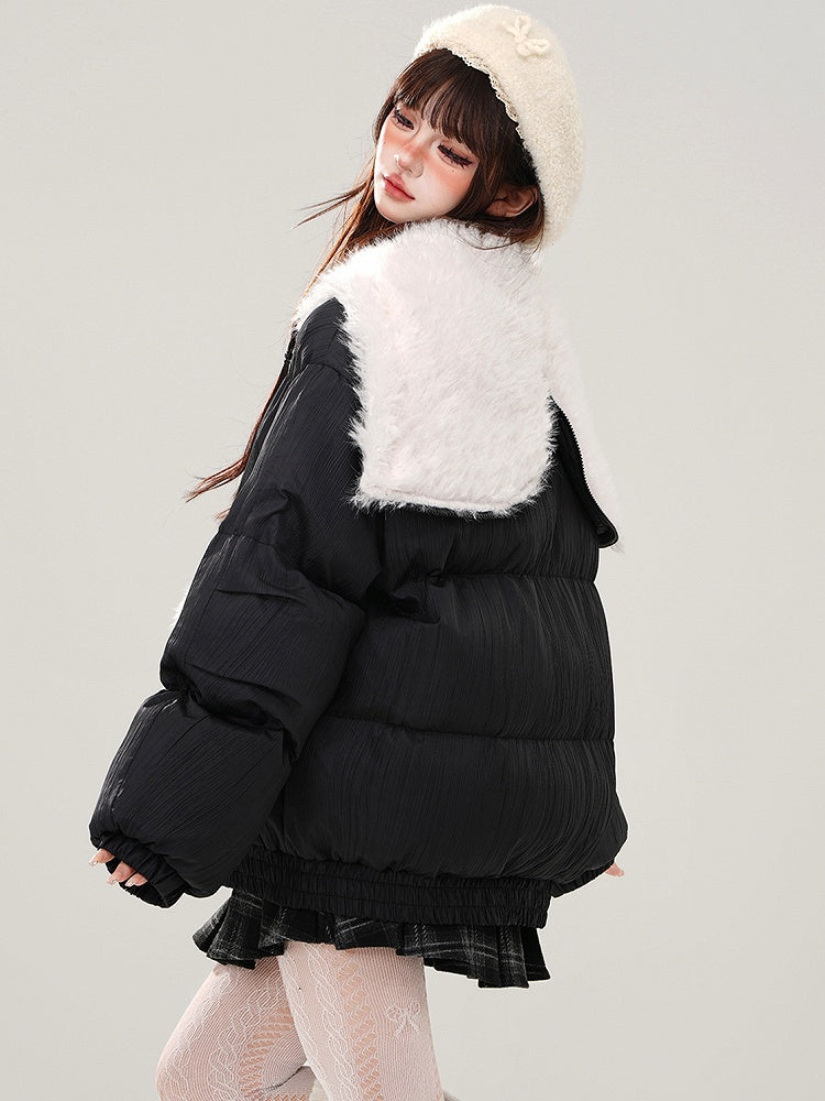 Pufferjacke mit Plüschkapuze und schwarzen Buchstaben