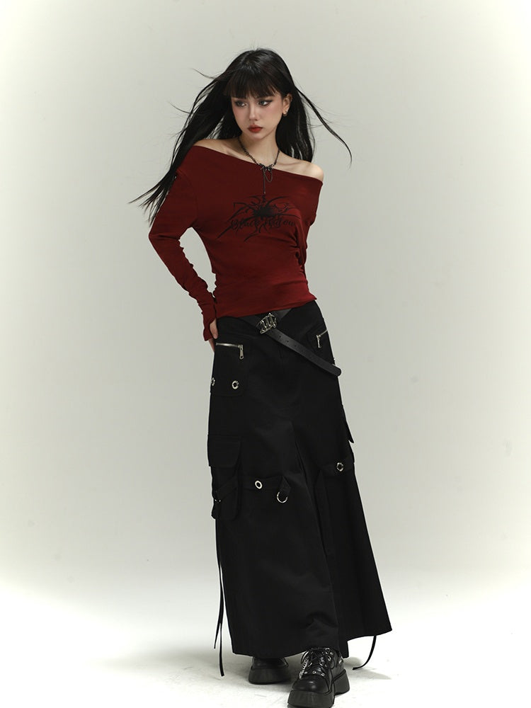 ワインレッドのアシンメトリーネックライン、スパイダープリントのグラマラススリムフィットトップス