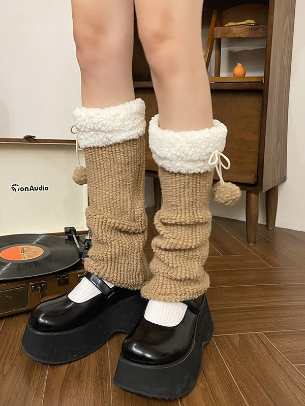 カーキ＆ブラウンのポンポン付きスウィートレッグウォーマー