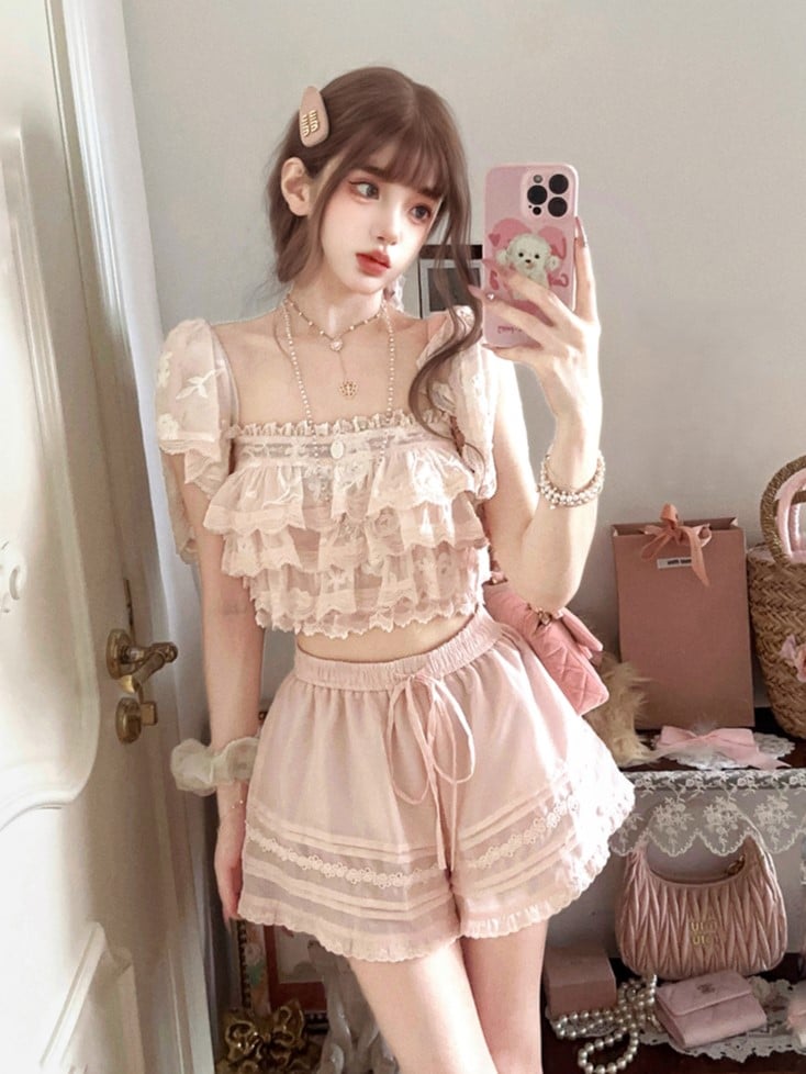 Volant mit Sakura-Rosa Chiffon-Overlay-Top mit floraler bestickter Spitze