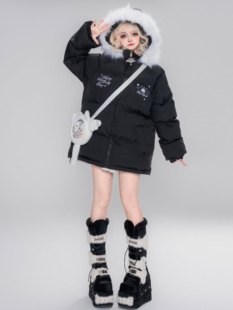 Schwarz/rote Pufferjacke mit Kapuze „Little Devil“ und gratis Ita-Tasche