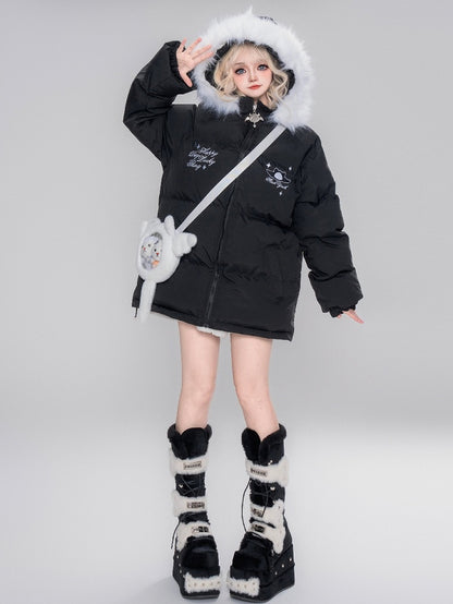 Schwarz/rote Pufferjacke mit Kapuze „Little Devil“ und gratis Ita-Tasche