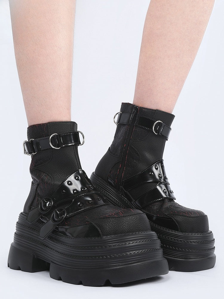 Klobige, modische Stiefel mit roten Details in schwarzen quadratischen Gothic-Highlights und Schnallenspitze