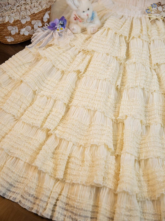 ベージュのフリル付きティアードスカートにティーディテール