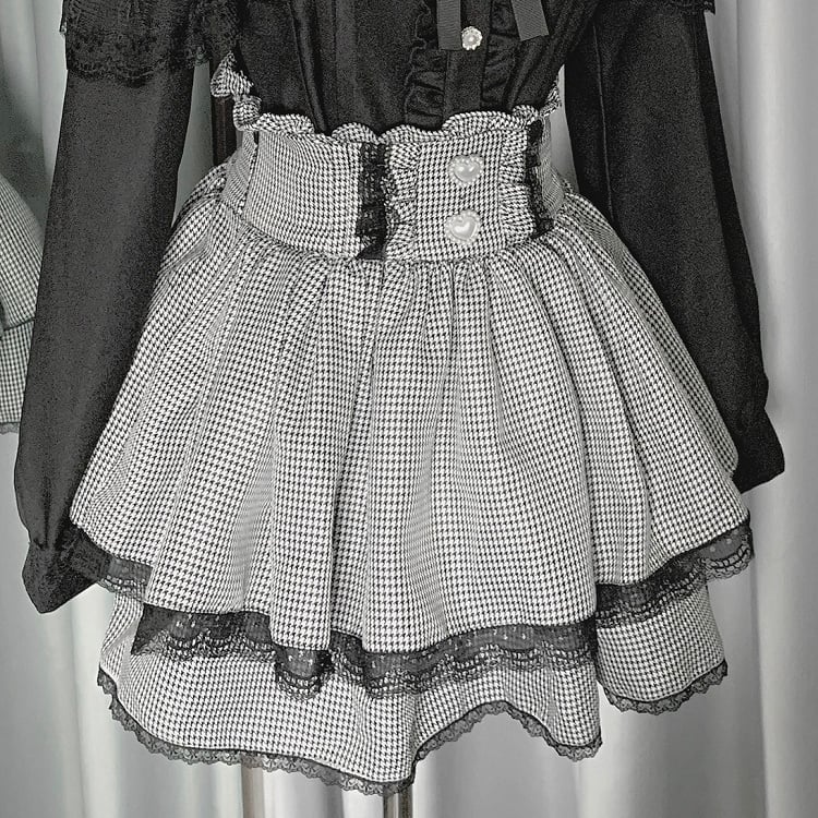 Rock mit gestuften Jirai-Details Kei-Outfit – Schwarz-Weiß-Kariert + rotes Plissee-Shirt
