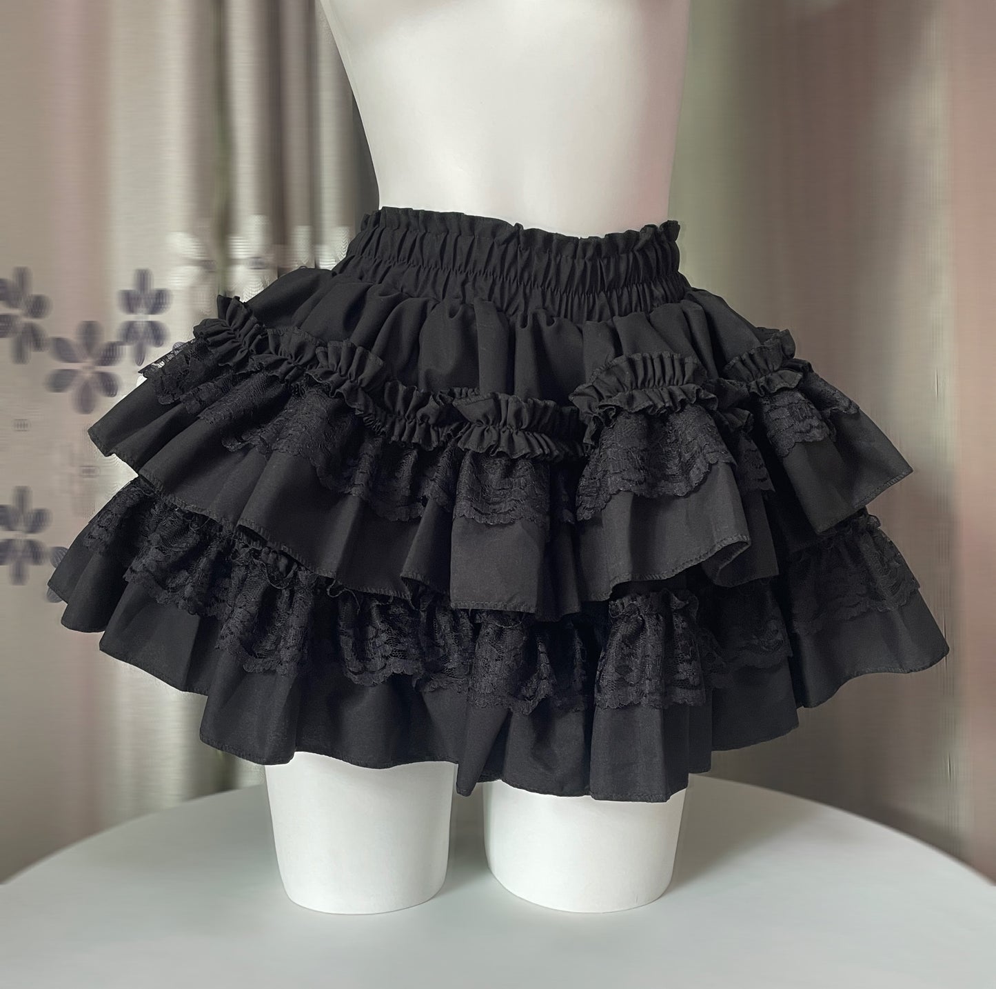 Schwarzer Gothic Lolita Puffrock mit Stufen und Rüschen