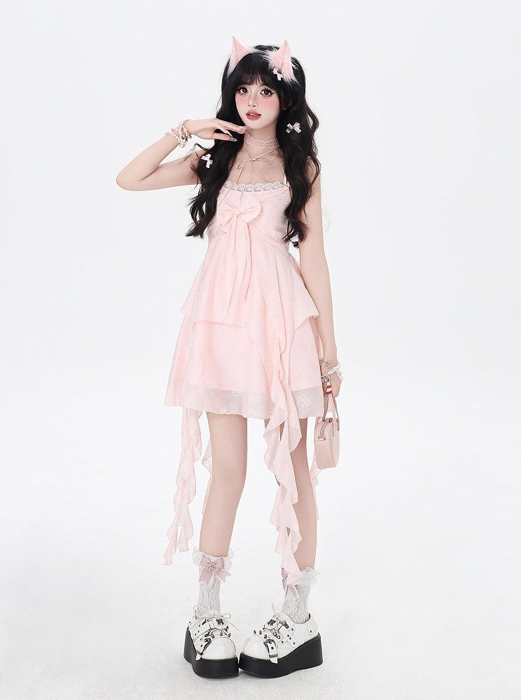 Rosafarbenes ärmelloses Kleid mit kaskadierenden Rüschenakzenten und Schleifendetail vorne