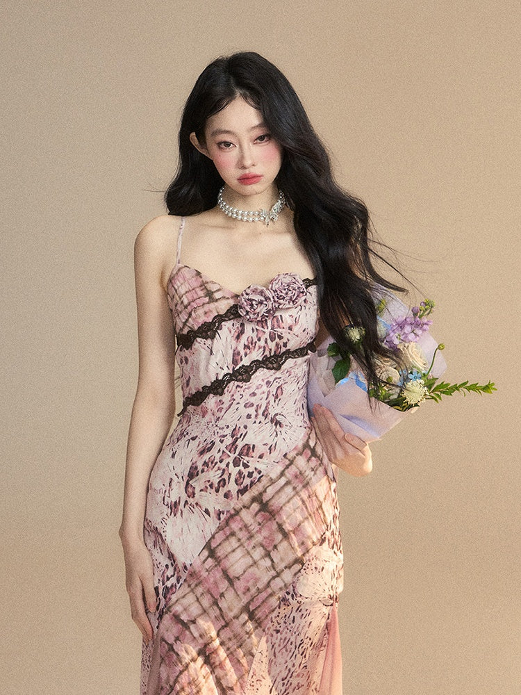 Glamorous – Trägerkleid mit Spitzen-Blumenmuster und rosa Leopardenbesatz