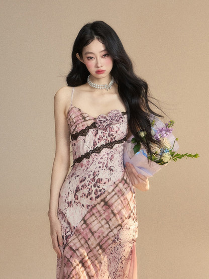 Glamorous – Trägerkleid mit Spitzen-Blumenmuster und rosa Leopardenbesatz