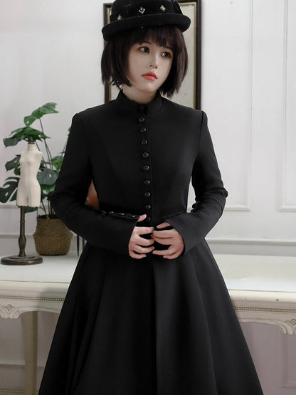 Schwarzer Mantel mit Stehkragen und langen Ärmeln